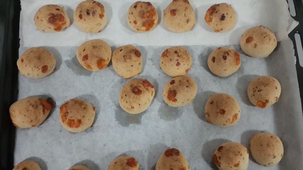 另一種起士球先以上下火200度c的溫度烤10分鐘, 再將下火關閉, 只以上火200度c的溫度再烤10分鐘.