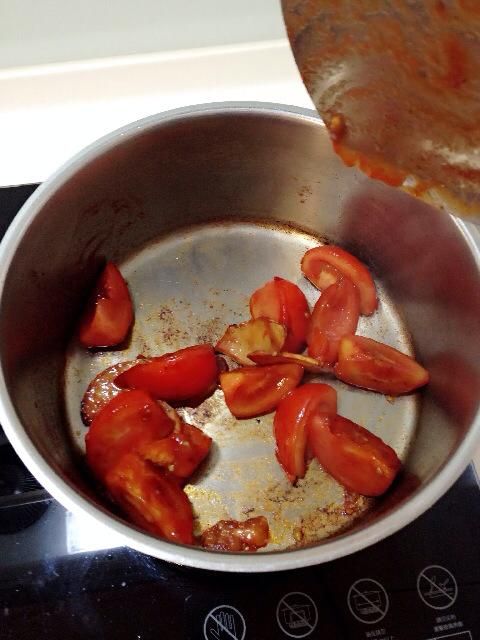倒入橄欖油，將薑片爆香(煎到兩面微微焦黃)→
依序放入半匙砂糖→番茄→豆瓣醬3匙→少許番茄醬一起拌炒