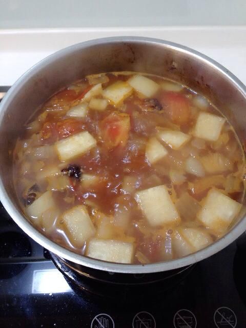 →加水小火燜煮大約15分鐘(時間可自訂，燜煮至蘿蔔們熟透即可)
*如不夠味可再加鹽巴及醬油調味