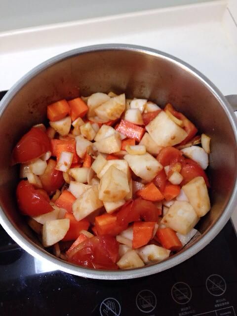 →放入洋蔥、紅蘿蔔及白蘿蔔拌炒
(炒至洋蔥出水即可繼續以下步驟)
→加入八角、花椒粒、醬油拌炒