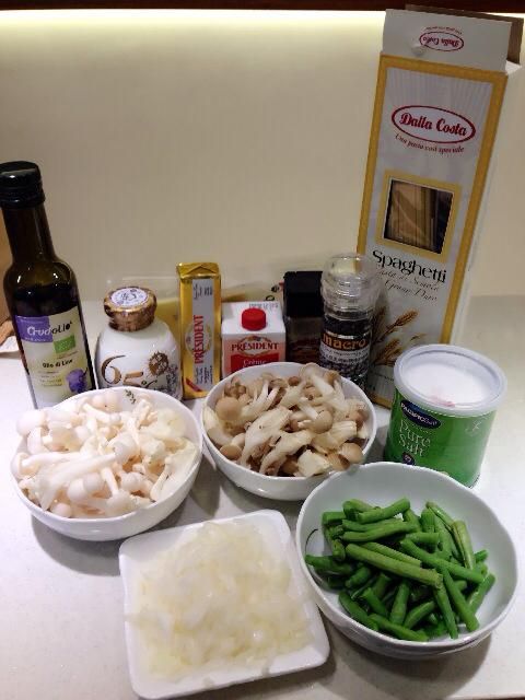 將所有食材備妥~
*準備食材時可先將義大利麵煮熟
義大利麵煮法:滾水後放入些許橄欖油及鹽巴跟義大利麵一起煮
