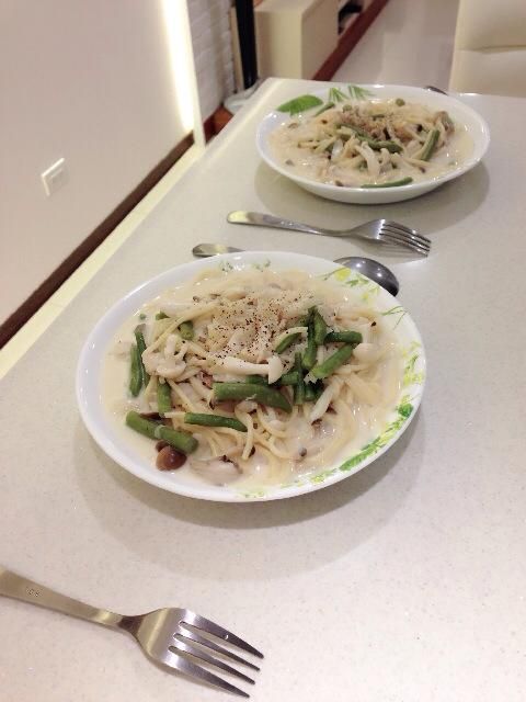 全素的奶油野菇義大利麵完成囉~
*可灑上些許黑胡椒裝飾及調味唷!!