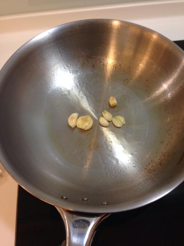 倒入橄欖油→放入蒜爆香