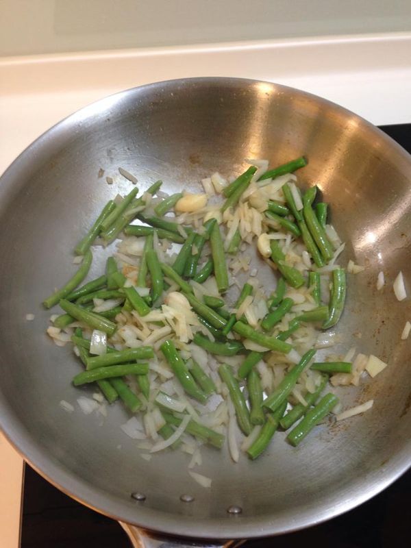 放入四季豆拌炒