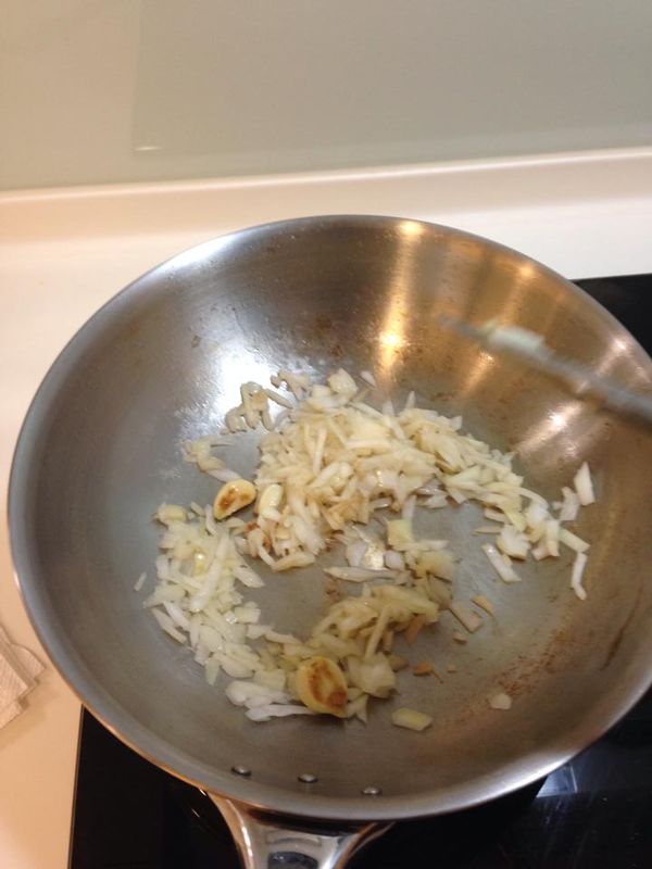放入洋蔥拌炒