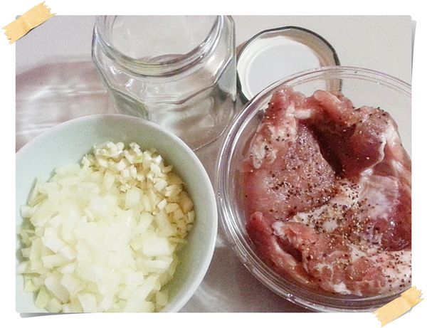 洋蔥.蒜頭切末.豬肉排撒上鹽.黑胡椒備用.玻璃瓶用熱水燙5分鐘瀝乾水分備用