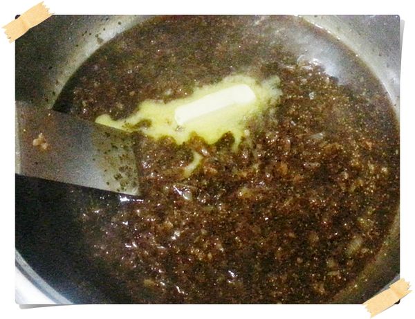 原鍋炒香洋蔥至軟化.加入蒜末拌炒再加入黑胡椒拌炒(胡椒炒過更香)加入所有調味料拌炒之後加入2杯水煮開.用太白粉水適量勾芡.加入20克奶油增香即完成