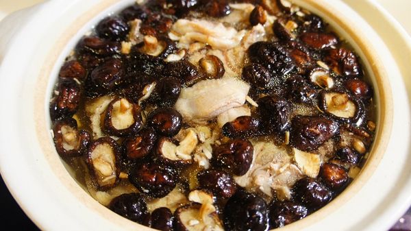 起一鍋水，放入川燙過的雞肉、泡軟的香菇、泡香菇的水、老薑片