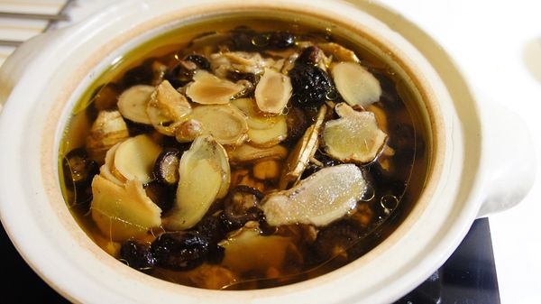 蓋上鍋蓋中火煮至氣孔冒煙後轉小火續煮30分鐘，關火悶到要開飯的時候在掀開鍋蓋即可(註2)