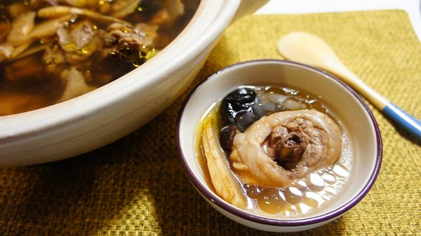 好好享受這原汁原味的香菇雞湯~