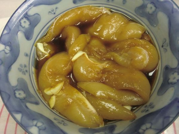 先醃雞柳條,把醬油4大匙,糖1大匙,太白粉1大匙,肉桂粉1/2茶匙,蒜頭2瓣,雞柳條6條先醃4~6小時.