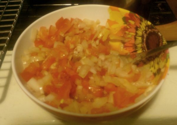 蒜頭2辦切成末. 洋蔥半顆,番茄一顆切成丁. 切好裝在碗裡,因為番茄和洋蔥會出水,需把碗裡的水濾掉後加入半顆檸檬汁,少許白胡椒和1小匙鹽拌勻備用.