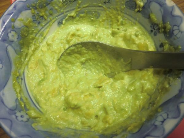 酪梨半顆搗成泥加入酸奶油2大匙拌勻備用.
酸奶油的作法可以參考:http://icook.tw/recipes/66873