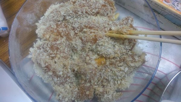 將醃好的肉沾麵包粉油炸備用