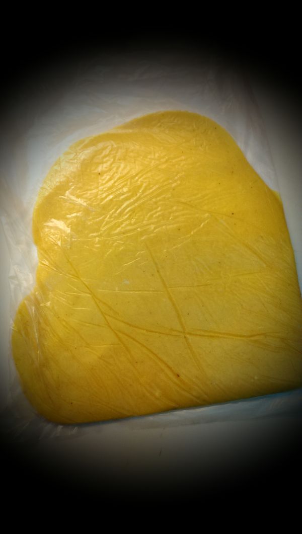 從冰箱取出後即可壓模進烤箱約8分鐘,咖哩的香氣讓人有幸福的感覺!