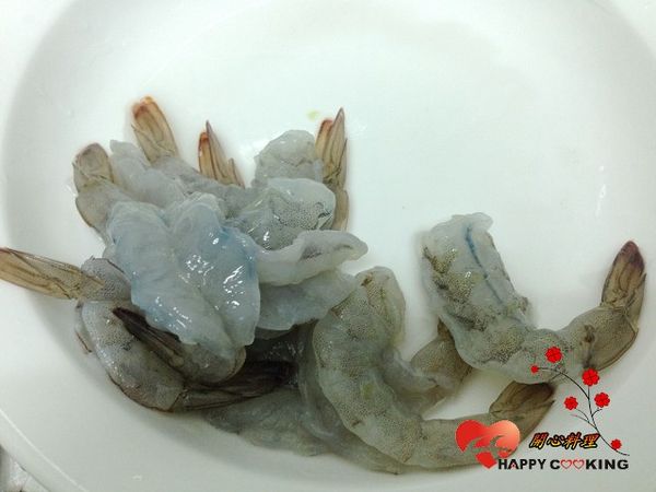 蝦去殼留尾,剖開去除腸泥
