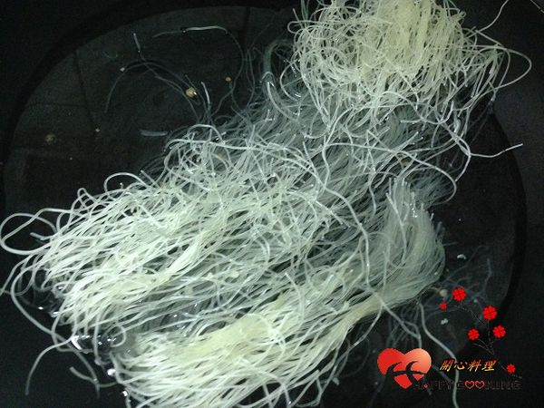 粉絲泡熱水至軟取出