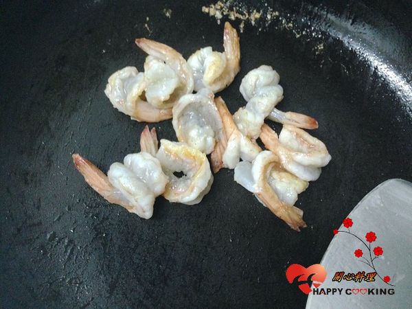 用少許油炒至7分熟取出