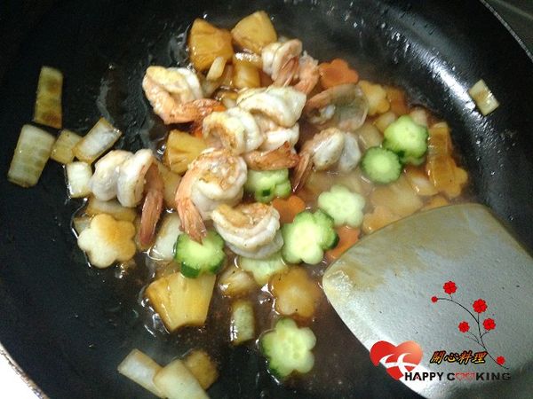 加小黃瓜用太白粉水勾芡,倒入蝦球