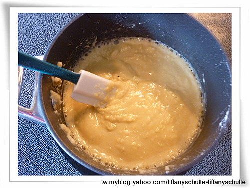 油酥做法~
熱鍋放入橄欖油,再加麵粉用中火拌炒,炒至有香味變為淡咖啡色;放涼備用