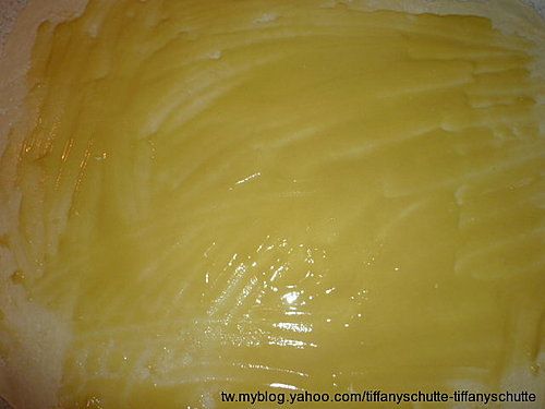 醒好的麵糰擀成40公分四方麵片,將油酥平均塗在麵皮上