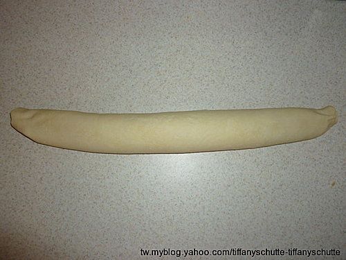 將麵皮捲成圓筒狀,將麵團分成均等份,分麵糰時可以用捲的方式,試著不要讓油酥流出來