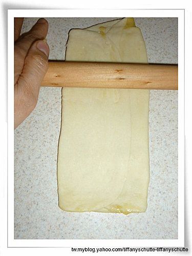 再將麵團用桿麵棍桿開成為長形薄片