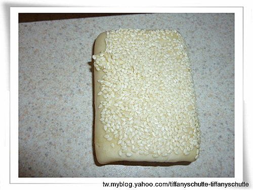 芝麻面朝上,用桿麵棍桿開成為長方形大薄片