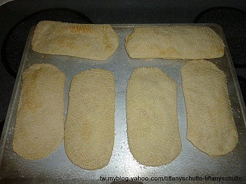 放進已經預熱至180度c的烤箱中烘烤5分鐘,然後將燒餅翻面再烘烤6-8分鐘至表面金黃色即可