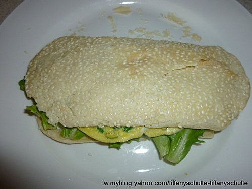 煎個蔥花蛋,將烤好的燒餅剪開夾入蔥花蛋再放片生菜就是好吃的燒餅夾蛋了