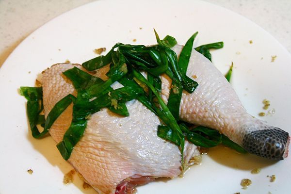 葱、薑泥、米酒、鹽醃上兩到三小時或隔夜。除了鹽，一隻雞腿大約一小匙到一小匙半，其它則隨意。