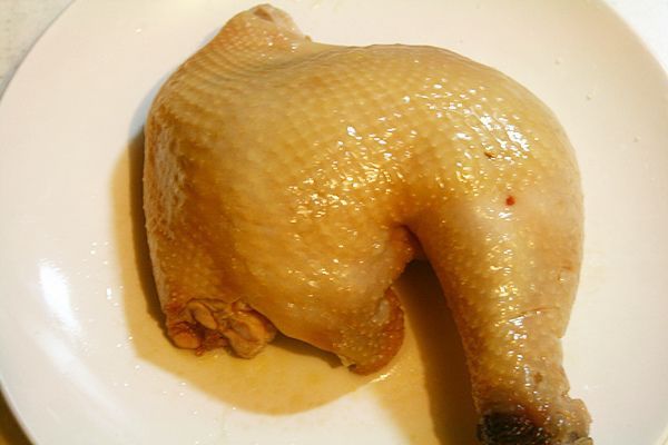 然後將雞腿放入水裏約三秒再立即取出， 等水再度滾起，就將雞腿放入後熄火，悶５０分鐘。
５０分鐘後取出，將雞腿泡冰水２０分鐘即可切塊。