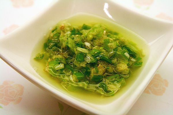 接下來是港式燒臘店常會附的葱油。一般店裏都不太可能放太多，做法很簡單,自己做，吃起來最痛快。