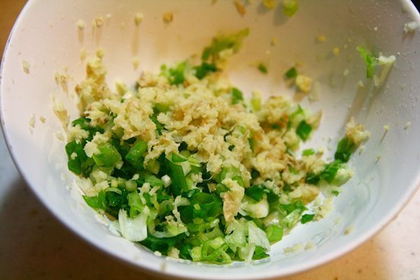 先把薑磨成泥，再把葱切碎一點，用鹽抓一抓，醃個２０分鐘。