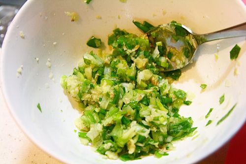 醃好的葱薑末再撒點白胡椒粉（或不撒也可以，也有吃過放沙薑粉的）

然後把沙拉油（也可以用花生油）燒熱，淋在葱薑末上頭，會發出＂滋＂聲，這樣才會激出香氣來。再將淋了油的葱薑末拌勻，最後還可以加點香油在裏頭增加香氣。