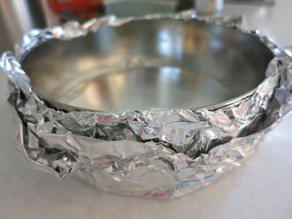 準備：6吋慕斯模，並於底部包覆2層鋁箔紙。烤箱放水，且水的高度需達慕斯模1/3～1/2高度，預熱至150度。