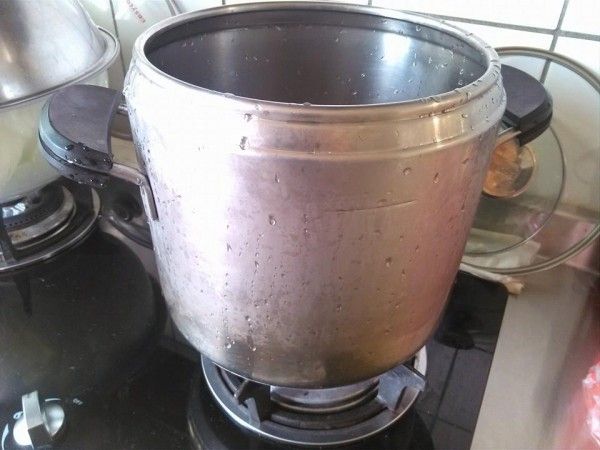 以壓力鍋煎肉,豬皮朝下將油脂逼出.