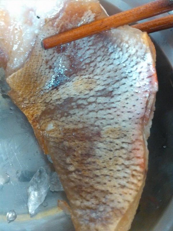 煎至豬皮呈金黃色澤後再將肉翻面.
(以煎的方式替代油炸)