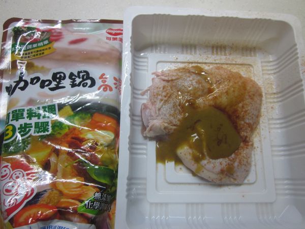 將可果美咖哩火鍋高湯3大匙.紅椒粉1小匙.蒜泥1小匙.蜂蜜1大匙和雞腿一同醃半小時