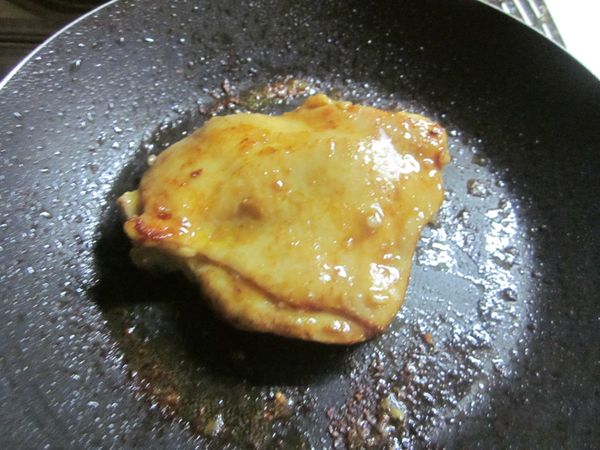 鍋中放少許油,雞腿先朝下蓋鍋蓋以中小火煎至兩面金黃,肉約8分熟