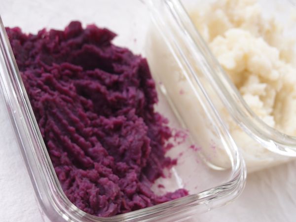 將紫薯和馬鈴薯分別用樂扣樂扣保鮮盒裝好，蒸熟後壓成泥狀，以鹽調味。