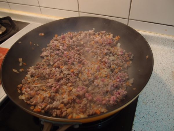 加入絞肉和調味料拌炒至熟。