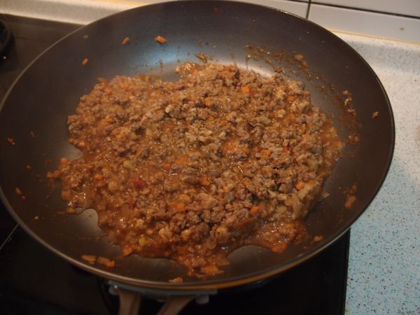 加入義大利麵醬後，煨煮10分鐘至湯汁濃稠，以鹽和黑胡椒調味。