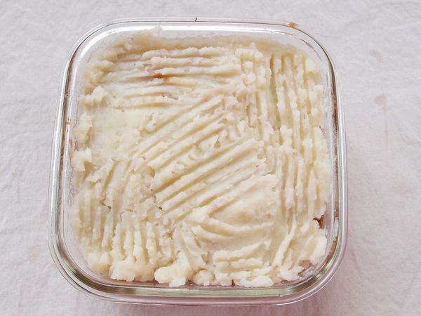 鋪上一半分量的馬鈴薯泥。