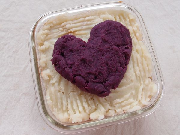 用擠花袋裝入紫薯泥，擠出想要的圖案。