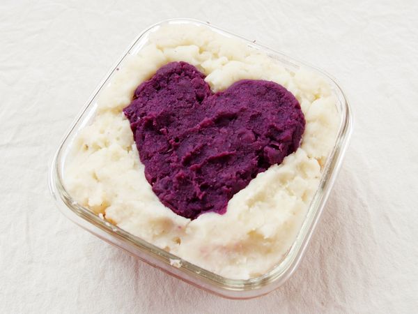 用另一個擠花袋裝入馬鈴薯泥，將其餘的空隙填滿。