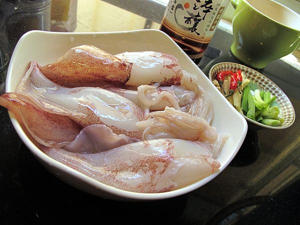 準備材料: 老薑去皮切絲; 青蔥切段; 小卷拿掉口感不好的眼睛及軟骨