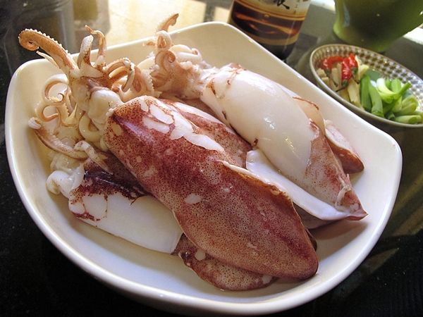 煮一鍋滾水, 放入小卷汆燙微縮後取出...