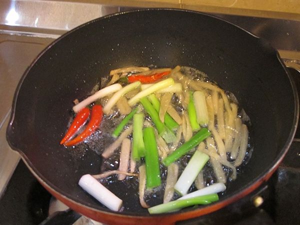 待薑絲呈現透明後, 放入蔥段翻炒一下...(避免蔥焦黑)