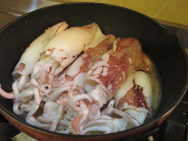 放入小卷, [調味料]轉大火煮至滾後轉小火, 蓋上鍋蓋以小火燴煮約10分鐘...